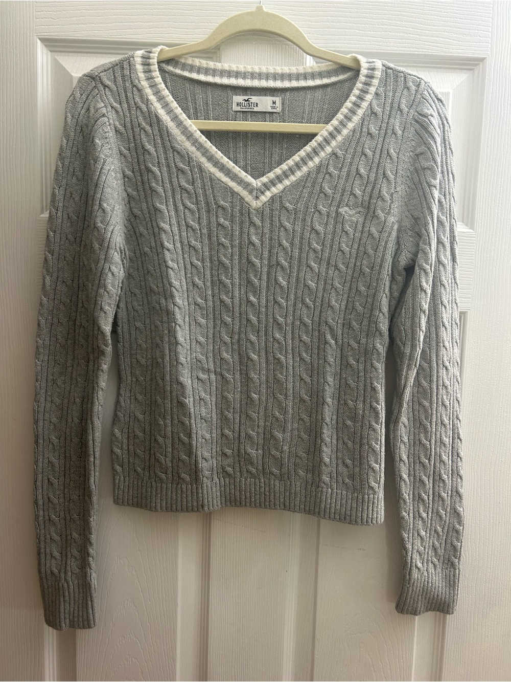 Hollister Light Gray Cable-Knit V-Neck Sweater with Cream Trim